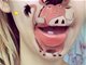 唇上艺术：英化妆师在嘴唇上画生动卡通人物走红