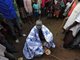 肯尼亚男子割礼成人仪式：冰冷河水代替麻醉药物全身涂抹上泥