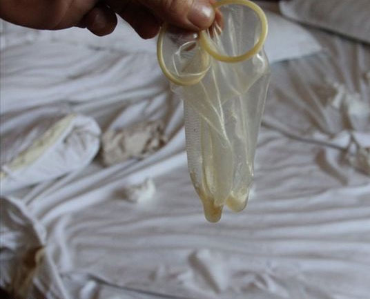 学校旁边宾馆发现用过的避孕套，惊人学生情侣开房后的战场