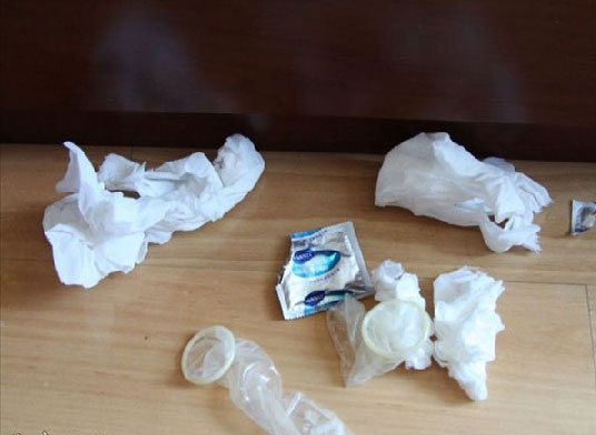 学校旁边宾馆发现用过的避孕套，惊人学生情侣开房后的战场