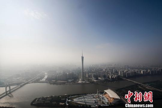 东塔28日封顶，在塔上第90层上往南面看，高600米的广州塔矗立珠江边上。 龙宇阳 摄  