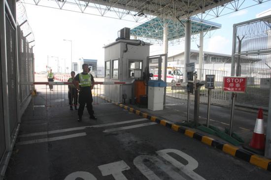 机场保安人员及警员看守机场其中一个离开禁区的闸口 香港大公报图 麦国良摄