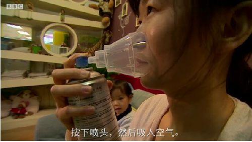 北京的全职妈妈李天琴就为自己和孩子买了一罐。（图片来源：英国广播公司网纪录片截图）