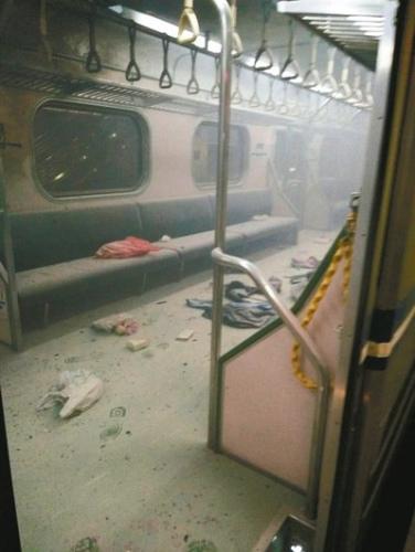 台铁由新竹开往基隆的1258次区间车，昨晚停靠松山站后第六节车厢突爆炸，造成25名乘客受伤。 记者李妍洁 摄
