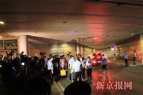 上千名球迷首都机场迎接女排 郎平乘专车离开