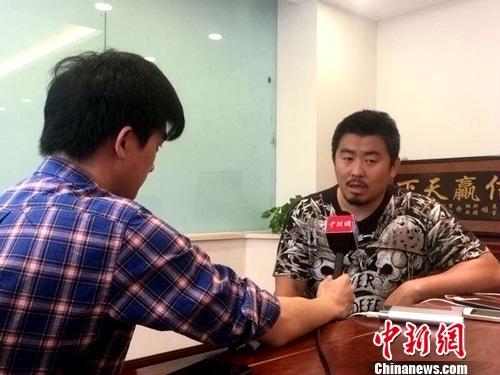 图为徐晓冬接受中新网记者专访回应争议。中新网记者 让宝奎 摄 