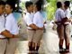 泰国两男生打架 老师罚彼此拥吻100次引争议