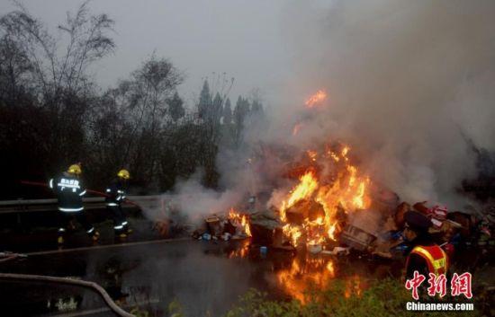 四川江油两重型挂车相撞起火燃烧 致3人死亡