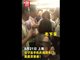 实拍上海地铁女子丢手机扒车门20分钟不让走:我是受害者!