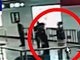 深圳男子拒绝地铁安检 将不明液体强灌安检员口中