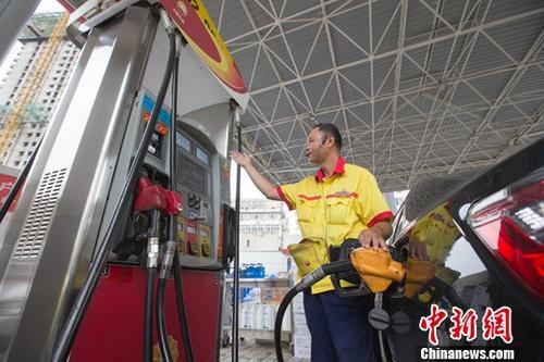 图为山西太原一加油站，工作人员正在加油。<a target='_blank' href='http://www.chinanews.com/'>中新社</a>记者 张云 摄

