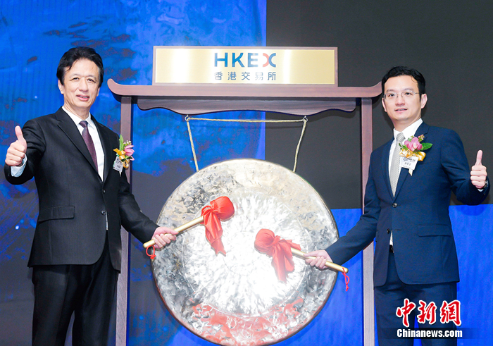 宝龙集团董事局主席许健康(左)与宝龙商业董事长许华芳(右)共同敲锣。
