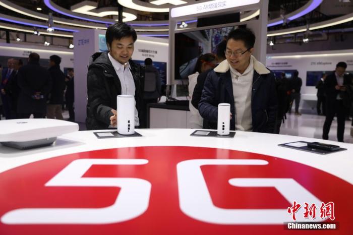 资料图：人们参观5G产品。<a target='_blank' href='http://www.chinanews.com/'>中新社</a>记者 蒋启明 摄
