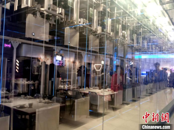 全系统运营的机器人餐厅广州开业能做32道菜