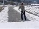 父亲迎儿子儿媳回家铲了整条路的雪